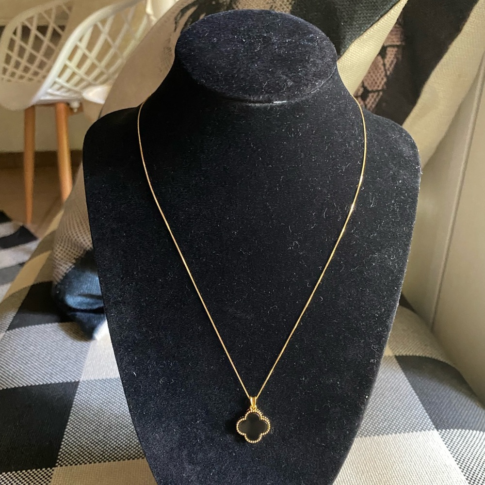 18k gold VCA 15mm onyx pendant